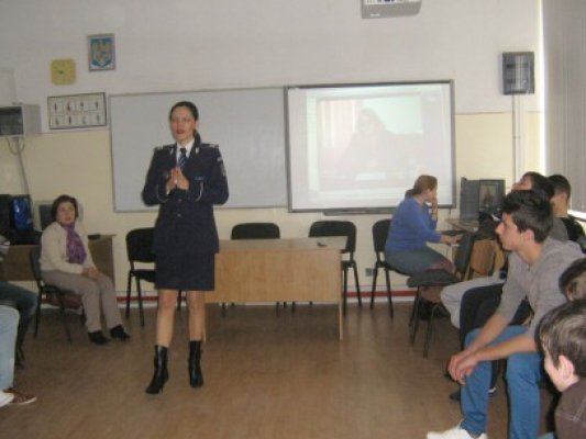 Poliţiştii, de vorbă cu elevii din Eforie